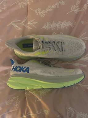 Hoka Men's Clifton 9 Running Shoes in Stardust/Electric Cobalt